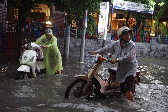  TP HCM: Đường lại thành sông sau trận mưa lớn  - Ảnh 2.