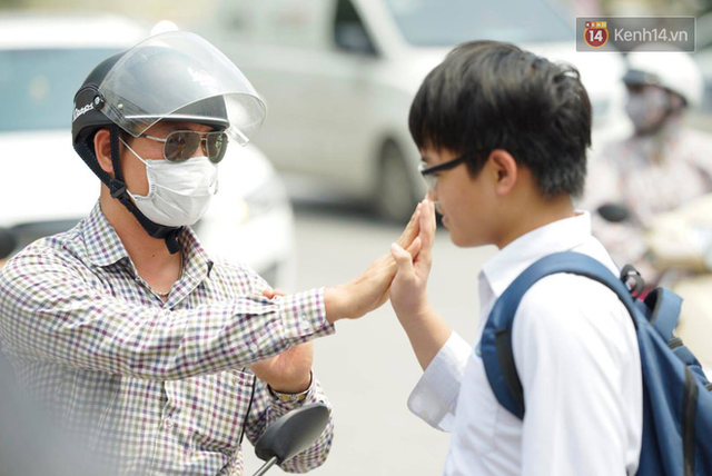 Những cái ôm, nụ hôn ấm áp cha mẹ dành cho con trước cổng trường thi: Mệt rồi, mình về nhà thôi con! - Ảnh 15.