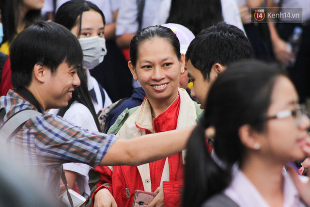 Những cái ôm, nụ hôn ấm áp cha mẹ dành cho con trước cổng trường thi: Mệt rồi, mình về nhà thôi con! - Ảnh 16.