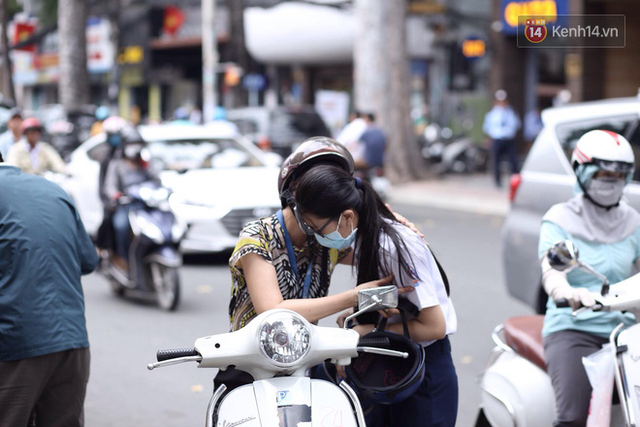 Những cái ôm, nụ hôn ấm áp cha mẹ dành cho con trước cổng trường thi: Mệt rồi, mình về nhà thôi con! - Ảnh 3.