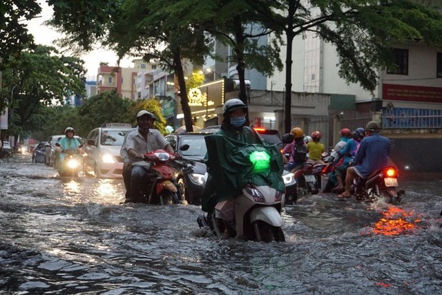  TP HCM: Đường lại thành sông sau trận mưa lớn  - Ảnh 3.