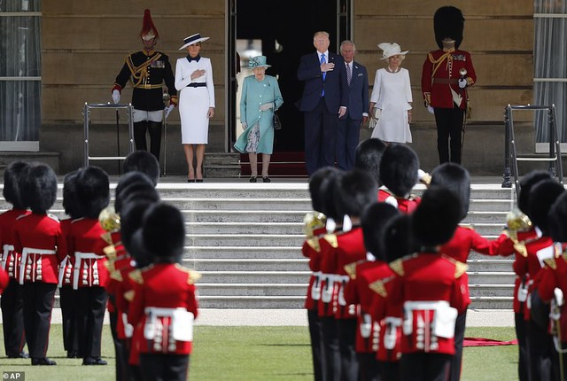 Vừa gặp mặt Nữ hoàng Anh, Tổng thống Trump đã phá vỡ một quy tắc hoàng gia bằng cách không giống ai của mình - Ảnh 4.