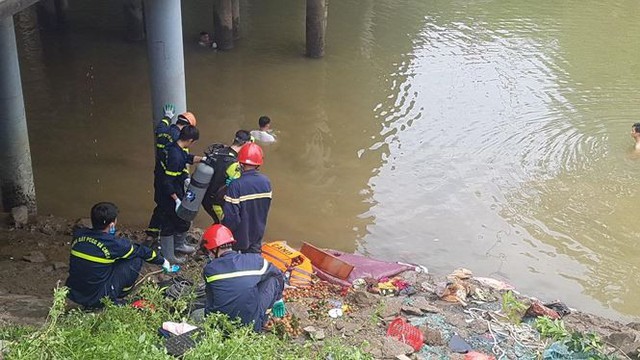 Xe khách lao xuống sông ở Thanh Hóa, nhiều thương vong - Ảnh 4.