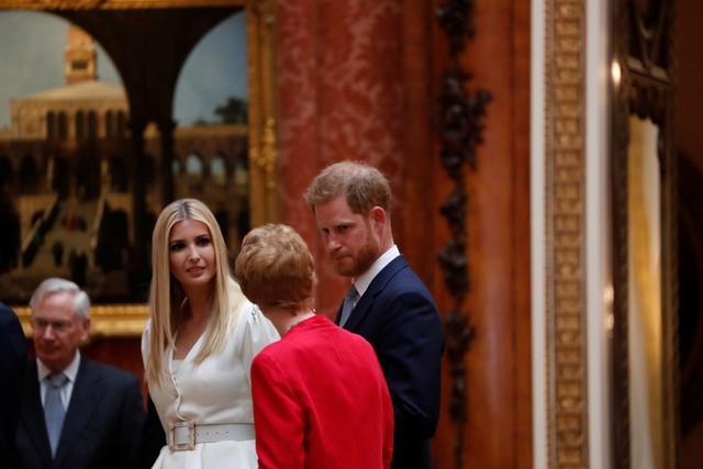 Ivanka Trump xinh đẹp tựa nữ thần, xuất hiện bất ngờ bên cạnh Hoàng tử Harry và thái độ của cả hai mới là điều đáng chú ý - Ảnh 4.