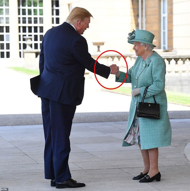 Vừa gặp mặt Nữ hoàng Anh, Tổng thống Trump đã phá vỡ một quy tắc hoàng gia bằng cách không giống ai của mình - Ảnh 5.