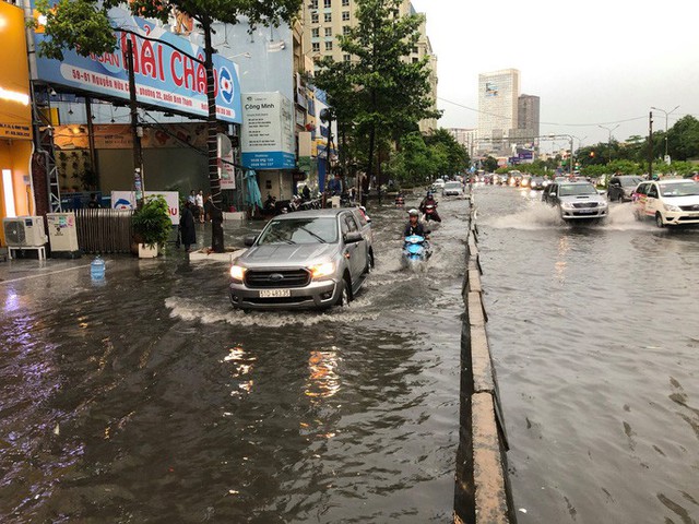  TP HCM: Đường lại thành sông sau trận mưa lớn  - Ảnh 5.