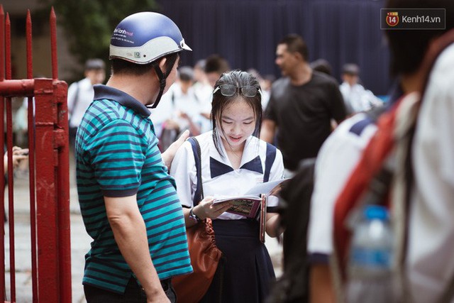 Những cái ôm, nụ hôn ấm áp cha mẹ dành cho con trước cổng trường thi: Mệt rồi, mình về nhà thôi con! - Ảnh 6.