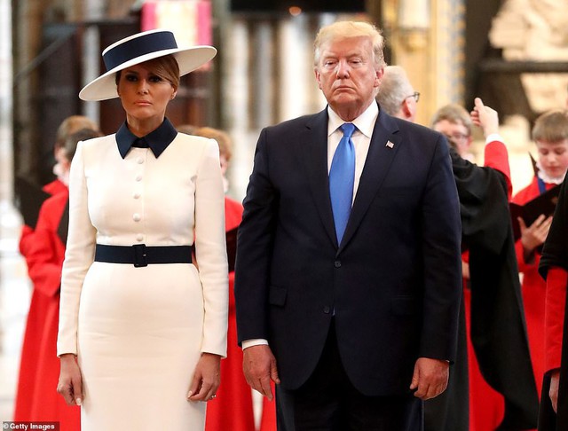Vừa gặp mặt Nữ hoàng Anh, Tổng thống Trump đã phá vỡ một quy tắc hoàng gia bằng cách không giống ai của mình - Ảnh 8.