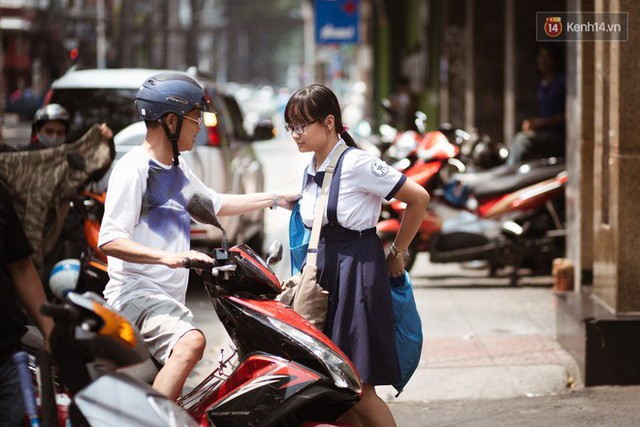 Những cái ôm, nụ hôn ấm áp cha mẹ dành cho con trước cổng trường thi: Mệt rồi, mình về nhà thôi con! - Ảnh 9.