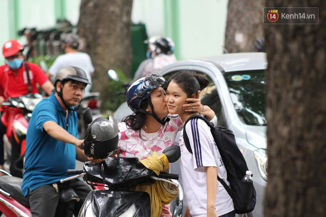 Những cái ôm, nụ hôn ấm áp cha mẹ dành cho con trước cổng trường thi: Mệt rồi, mình về nhà thôi con! - Ảnh 10.