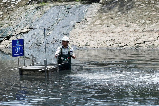  Chuyên gia Nhật Bản lội sông Tô Lịch khảo sát sau 20 ngày thí điểm làm sạch - Ảnh 11.