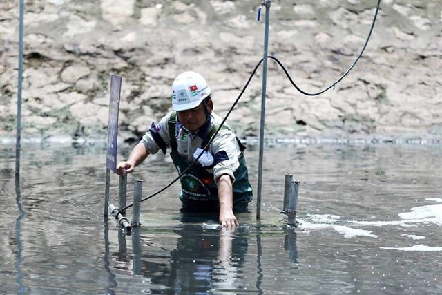  Chuyên gia Nhật Bản lội sông Tô Lịch khảo sát sau 20 ngày thí điểm làm sạch - Ảnh 4.