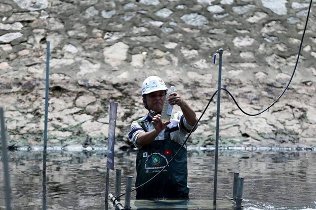  Chuyên gia Nhật Bản lội sông Tô Lịch khảo sát sau 20 ngày thí điểm làm sạch - Ảnh 5.
