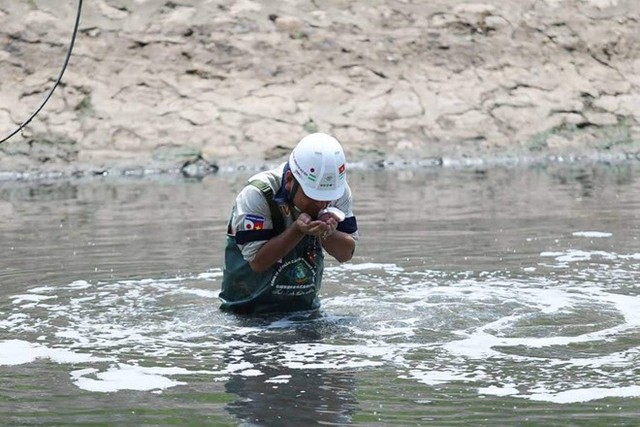  Chuyên gia Nhật Bản lội sông Tô Lịch khảo sát sau 20 ngày thí điểm làm sạch - Ảnh 7.