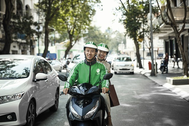 Sáng đi GrabBike, trưa gọi GrabFood, tối về thanh toán đủ thứ bằng ví điện tử Moca: Thiếu Grab, tôi điên đầu chẳng kém gì chậm lương! - Ảnh 1.