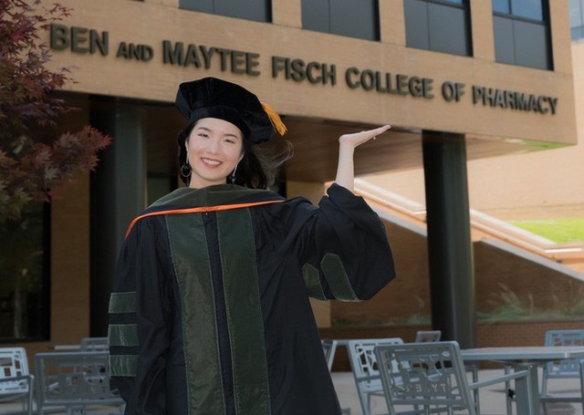 Lần đầu tiên có nữ du học sinh Việt tốt nghiệp thủ khoa ngành Dược một trường Đại học lớn tại Mỹ - Ảnh 2.