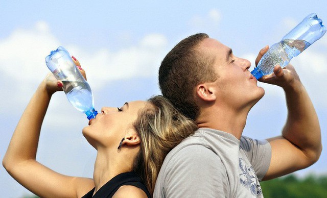 Uống đủ nước mỗi ngày phòng ngừa được 5 bệnh: Ngày hè bạn càng phải lưu ý - Ảnh 2.