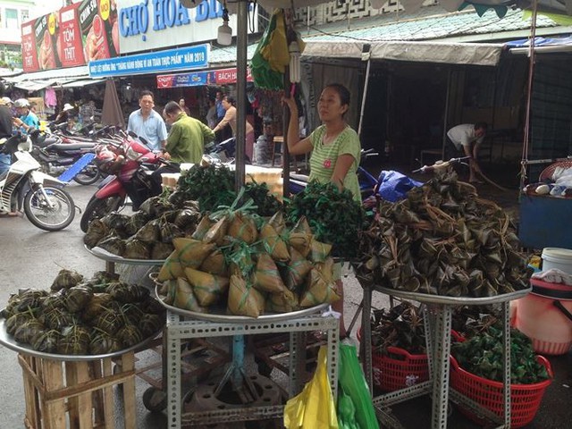 Lá xông, bánh ú nước tro đắt hàng trước tết Đoan Ngọ - Ảnh 6.