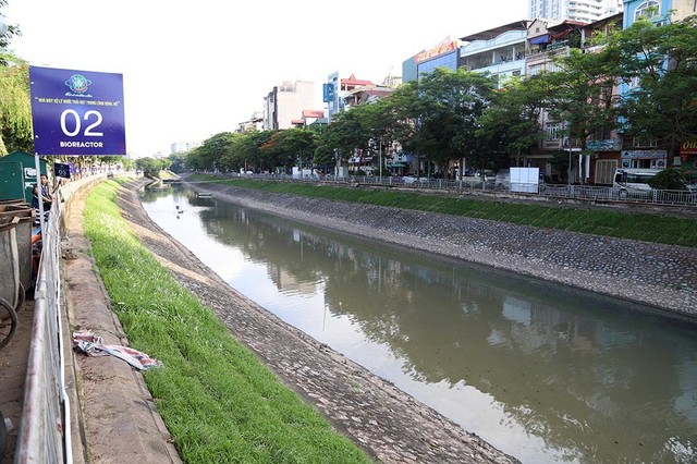 Giắt ca nhựa sau lưng, tiến sĩ Nhật làm điều kỳ lạ giữa sông Tô Lịch - Ảnh 14.