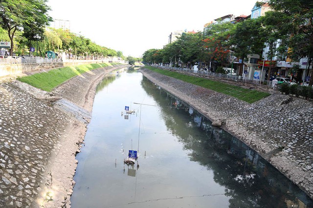 Giắt ca nhựa sau lưng, tiến sĩ Nhật làm điều kỳ lạ giữa sông Tô Lịch - Ảnh 4.