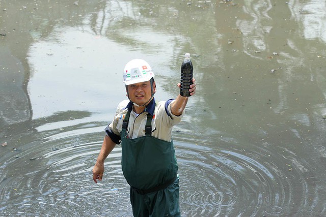 Giắt ca nhựa sau lưng, tiến sĩ Nhật làm điều kỳ lạ giữa sông Tô Lịch - Ảnh 10.