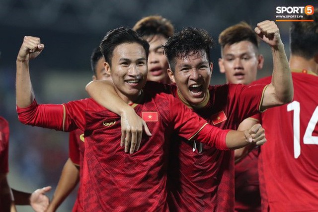 Hình ảnh cảm động: U23 Việt Nam đội mưa đi khắp khán đài cảm ơn người hâm mộ sau trận thắng U23 Myanmar - Ảnh 3.