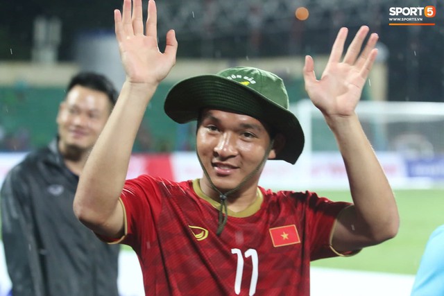 Hình ảnh cảm động: U23 Việt Nam đội mưa đi khắp khán đài cảm ơn người hâm mộ sau trận thắng U23 Myanmar - Ảnh 12.