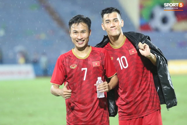 Hình ảnh cảm động: U23 Việt Nam đội mưa đi khắp khán đài cảm ơn người hâm mộ sau trận thắng U23 Myanmar - Ảnh 13.