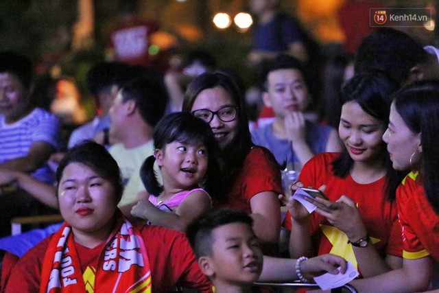 Hàng triệu CĐV Hà Nội và Sài Gòn xuống đường cổ vũ đội tuyển Việt Nam đá chung kết Kings Cup 2019 - Ảnh 13.