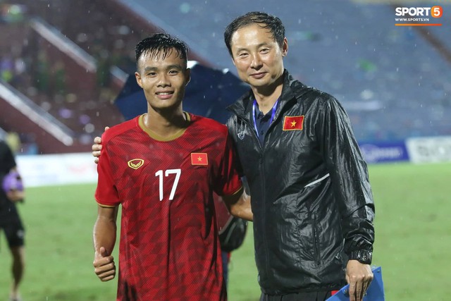 Hình ảnh cảm động: U23 Việt Nam đội mưa đi khắp khán đài cảm ơn người hâm mộ sau trận thắng U23 Myanmar - Ảnh 14.