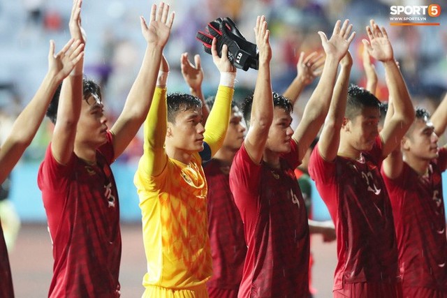 Hình ảnh cảm động: U23 Việt Nam đội mưa đi khắp khán đài cảm ơn người hâm mộ sau trận thắng U23 Myanmar - Ảnh 15.