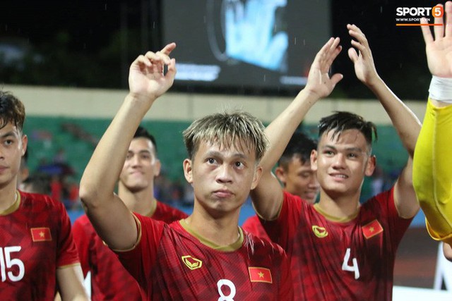 Hình ảnh cảm động: U23 Việt Nam đội mưa đi khắp khán đài cảm ơn người hâm mộ sau trận thắng U23 Myanmar - Ảnh 16.