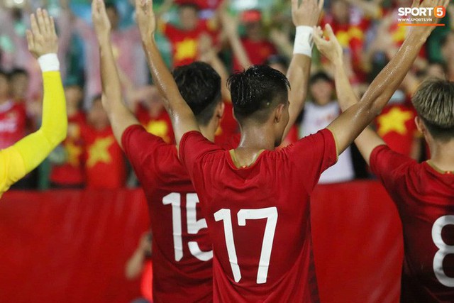 Hình ảnh cảm động: U23 Việt Nam đội mưa đi khắp khán đài cảm ơn người hâm mộ sau trận thắng U23 Myanmar - Ảnh 18.