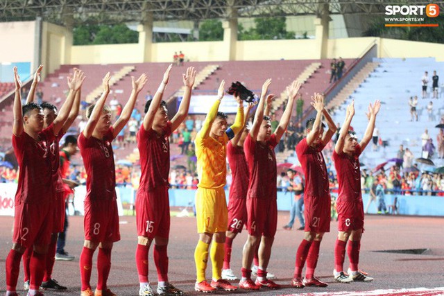 Hình ảnh cảm động: U23 Việt Nam đội mưa đi khắp khán đài cảm ơn người hâm mộ sau trận thắng U23 Myanmar - Ảnh 6.