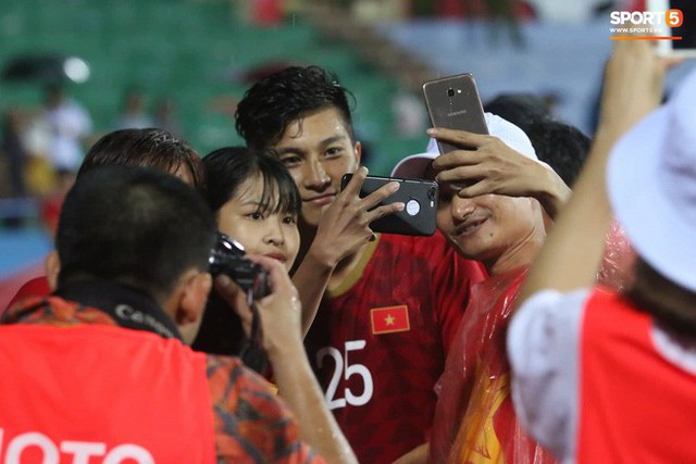 Hình ảnh cảm động: U23 Việt Nam đội mưa đi khắp khán đài cảm ơn người hâm mộ sau trận thắng U23 Myanmar - Ảnh 8.