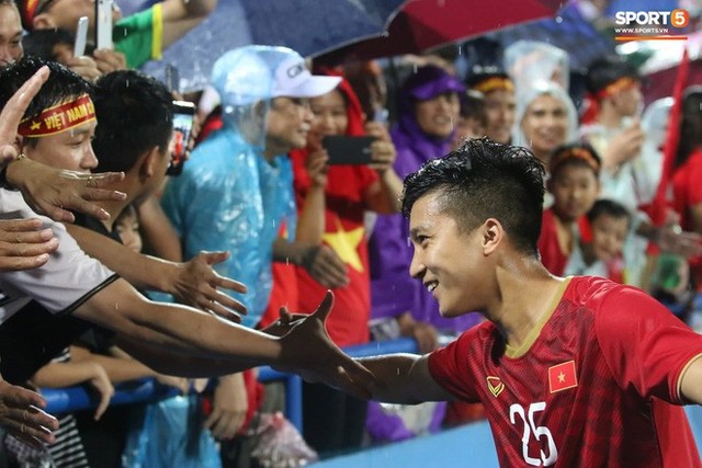 Hình ảnh cảm động: U23 Việt Nam đội mưa đi khắp khán đài cảm ơn người hâm mộ sau trận thắng U23 Myanmar - Ảnh 9.