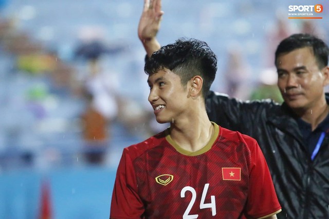 Hình ảnh cảm động: U23 Việt Nam đội mưa đi khắp khán đài cảm ơn người hâm mộ sau trận thắng U23 Myanmar - Ảnh 10.