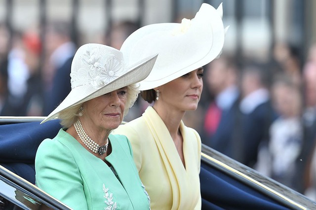 Cuộc đụng độ giữa mẹ chồng và 2 nàng dâu hoàng gia: Ngồi chung xe ngựa nhưng mỗi người một kiểu, chú ý nhất là thái độ của bà Camilla - Ảnh 7.