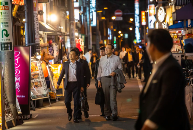 Không chỉ dậy từ 6h30 sáng, làm việc 80 tiếng hàng tuần, mặt tối của văn hóa làm việc tại Nhật Bản còn khủng khiếp hơn thế - Ảnh 2.