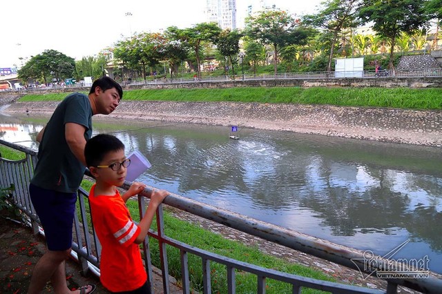 Triệu khối nước cuồn cuộn đổ vào, sông Tô Lịch biến sắc - Ảnh 13.