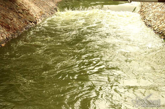 Triệu khối nước cuồn cuộn đổ vào, sông Tô Lịch biến sắc - Ảnh 6.