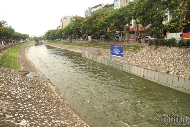 Triệu khối nước cuồn cuộn đổ vào, sông Tô Lịch biến sắc - Ảnh 7.