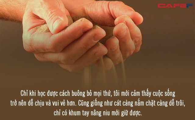 Cuộc sống như nắm cát trong tay, nắm càng chặt, càng dễ trôi: Khum tay nâng niu mới giữ được cát, học cách chấp nhận nghịch cảnh mới thấy nhẹ lòng - Ảnh 2.