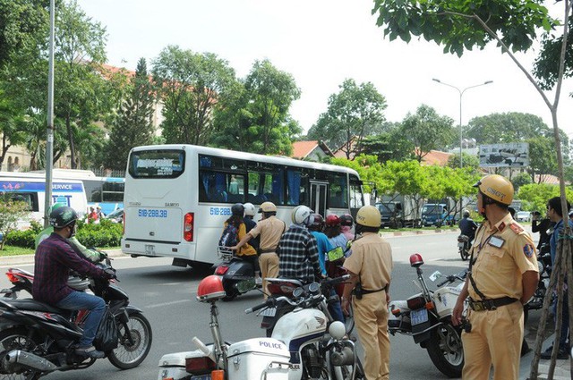 Ngày đầu tiên CSGT TP HCM tổng kiểm tra phương tiện: Bắt chết các điểm nóng!  - Ảnh 1.