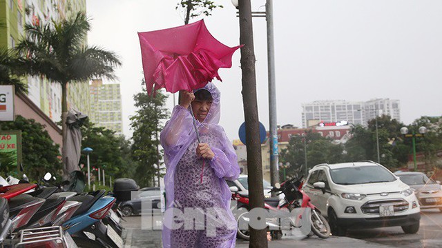 Hà Nội nổi mưa dông sau ngày đầu tuần nắng như đổ lửa - Ảnh 2.