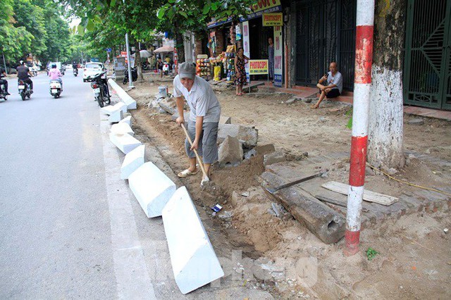 Hà Nội: Xuất hiện tuyến phố chỉ lát một bên ... vỉa hè - Ảnh 4.