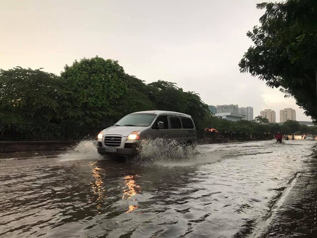 Trời Hà Nội đổ cơn giông cuối chiều, cây xanh bật gốc, xe máy đổ la liệt - Ảnh 4.