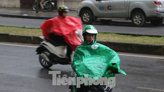 Hà Nội nổi mưa dông sau ngày đầu tuần nắng như đổ lửa - Ảnh 10.