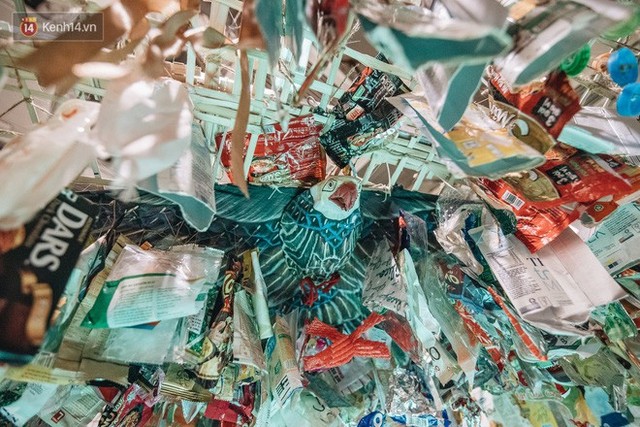 500kg rác thải treo lơ lửng trên đầu: Triển lãm ấn tượng ở Hà Nội khiến người xem ngộp thở - Ảnh 23.