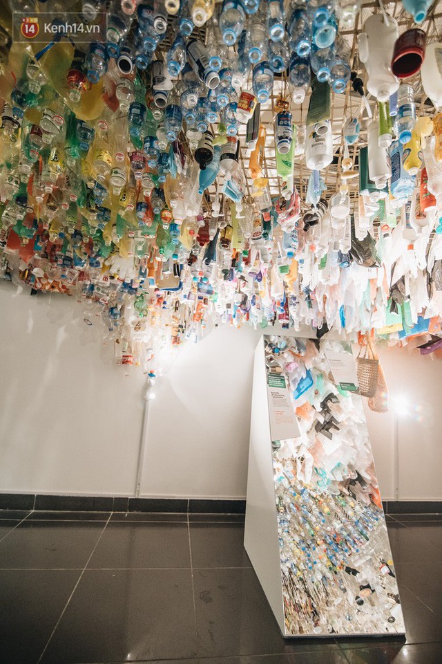 500kg rác thải treo lơ lửng trên đầu: Triển lãm ấn tượng ở Hà Nội khiến người xem ngộp thở - Ảnh 25.